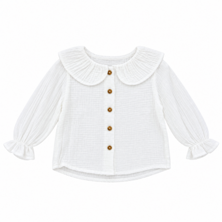 Vista frontal completa de la blusa de manga larga para niña confeccionada en suave algodón de bambula en color blanco, con amplio cuello babero de volantes fruncidos y botones delanteros de madera.