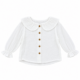 Vista frontal completa de la blusa de manga larga para niña confeccionada en suave algodón de bambula en color blanco, con amplio cuello babero de volantes fruncidos y botones delanteros de madera.