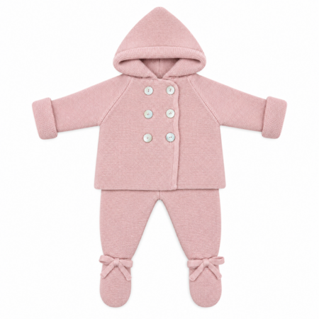Vista frontal completa del conjunto de punto para bebé de 1 a 6 meses en color rosa maquillaje, formado por chaqueta con capucha integrada, doble botonadura delantera de nácar y polaina con pies decorados con lazos, elaborado en España.