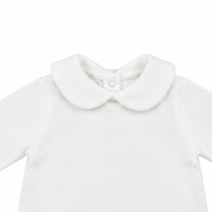Detalle en primer plano de la textura del tejido de algodón suave de la camiseta básica de manga larga y su cuello bebé.
