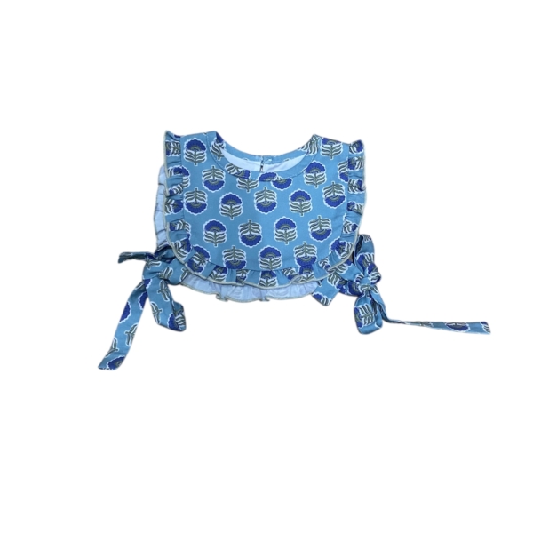 Babero Hortensia para bebé con estampado floral azul, volantes decorativos y cierre con lazada. Hecho en España. Tallas P y M