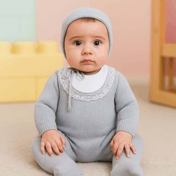 Bebé con conjunto Hugo gris de punto, capota y babero artesanal