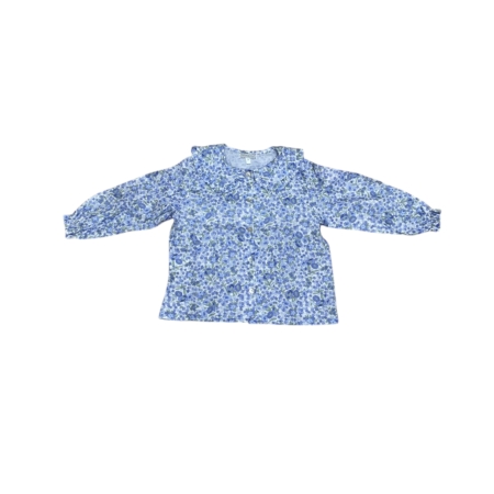 Blusa infantil con cuello volante y puños engomados.