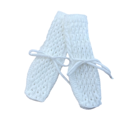 Patucos bota Florencia blancos de punto calado con lazada. Hecho en España. Tallas 1 y 3 meses