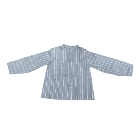 La Camisa Mao Fernando de niño es una prenda clásica con un aire moderno, ideal para cualquier ocasión especial o para looks elegantes del día a día. Forma parte de la colección Fernando, en la que también encontrarás la camisita de bebé a juego, pensada para coordinar a hermanos con un estilo cuidado y atemporal. Confeccionada en 100% algodón, esta camisa es ligera, transpirable y cómoda, perfecta para acompañar a los más pequeños durante todo el día. Su diseño en tono azul con finas rayas verticales blancas estiliza la silueta y aporta frescura, mientras que el cuello mao fruncido añade un detalle distintivo y sofisticado. Incluye manga larga recta y cierre frontal con botones, lo que facilita su uso y asegura un acabado clásico. Gracias a su confección con materiales naturales, se adapta perfectamente a la piel infantil y resulta fácil de combinar con pantalones de pana, vaqueros o bermudas. La Camisa Mao Fernando está diseñada y confeccionada en España, lo que garantiza la calidad de los materiales y el valor de la moda infantil nacional. Disponible en tallas de 3 a 6 años, es una prenda imprescindible para crear conjuntos elegantes y coordinados, especialmente en combinación con la versión para bebé de la misma colección. Características principales: Material: 100% algodón. Origen: hecho en España. Color azul con rayas verticales blancas. Cuello mao fruncido. Manga larga con corte recto. Cierre frontal con botones. Tallas disponibles: de 3 a 6 años.