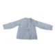 La Camisa Mao Fernando de niño es una prenda clásica con un aire moderno, ideal para cualquier ocasión especial o para looks elegantes del día a día. Forma parte de la colección Fernando, en la que también encontrarás la camisita de bebé a juego, pensada para coordinar a hermanos con un estilo cuidado y atemporal. Confeccionada en 100% algodón, esta camisa es ligera, transpirable y cómoda, perfecta para acompañar a los más pequeños durante todo el día. Su diseño en tono azul con finas rayas verticales blancas estiliza la silueta y aporta frescura, mientras que el cuello mao fruncido añade un detalle distintivo y sofisticado. Incluye manga larga recta y cierre frontal con botones, lo que facilita su uso y asegura un acabado clásico. Gracias a su confección con materiales naturales, se adapta perfectamente a la piel infantil y resulta fácil de combinar con pantalones de pana, vaqueros o bermudas. La Camisa Mao Fernando está diseñada y confeccionada en España, lo que garantiza la calidad de los materiales y el valor de la moda infantil nacional. Disponible en tallas de 3 a 6 años, es una prenda imprescindible para crear conjuntos elegantes y coordinados, especialmente en combinación con la versión para bebé de la misma colección. Características principales: Material: 100% algodón. Origen: hecho en España. Color azul con rayas verticales blancas. Cuello mao fruncido. Manga larga con corte recto. Cierre frontal con botones. Tallas disponibles: de 3 a 6 años.