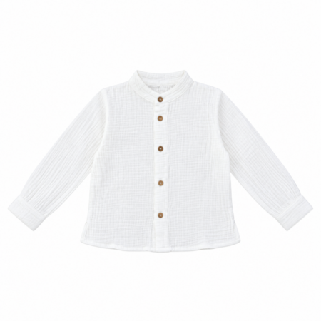 Vista frontal completa de la camisa de bambula de algodón orgánico en color blanco para niño de 2 a 8 años, con cuello mao, manga larga y botones de madera.