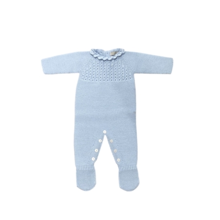 Pelele Florencia celeste de punto con cuello volante y detalles calados. Hecho en España. Tallas de 0 a 3 meses
