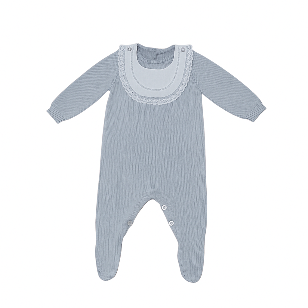 Pelele Hugo gris de punto para bebé con cuello blanco, confeccionado en acrílico y lana merino