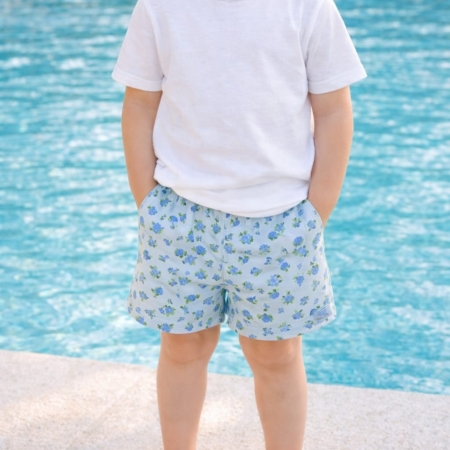 Bóxer baño niño Teresa flores azules sobre fondo piscina