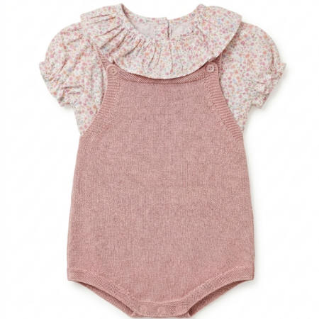 Alt: Conjunto Rose para bebé niña compuesto por pelele de punto rosa y blusa blanca con estampado floral y cuello de volante, 100% algodón.