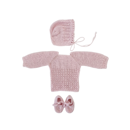 Alt: Conjunto de primera puesta para recién nacido de la marca Machu, compuesto por jersey de punto calado rosa, capota y patucos artesanos en 100% algodón.