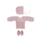 Alt: Conjunto de primera puesta para recién nacido de la marca Machu, compuesto por jersey de punto calado rosa, capota y patucos artesanos en 100% algodón.