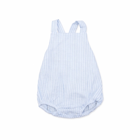 Alt: Ranita de bambula de rayas azules y blancas para bebé niño, con tirantes y botones en la entrepierna, confeccionada en 100% algodón fresco.