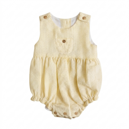 Alt: Ranita de bambula de rayas amarillas y blancas para bebé, confeccionada en 100% algodón con botones de madera en tirantes y entrepierna.