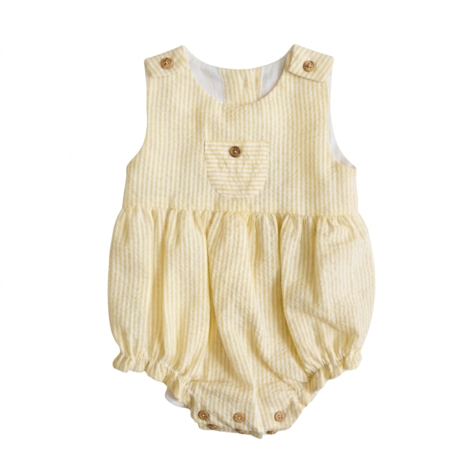 Alt: Ranita de bambula de rayas amarillas y blancas para bebé, confeccionada en 100% algodón con botones de madera en tirantes y entrepierna.