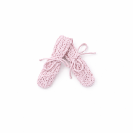 Botas de punto para bebé en color nude con diseño de ochos, marca Machú, hechas a mano en España con 100% algodón y lazo de ajuste
