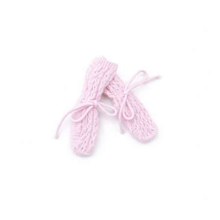 Patucos de punto para bebé en color rosa bebé de la marca Machú, hechos a mano en España con 100% algodón y detalle de cordón ajustable