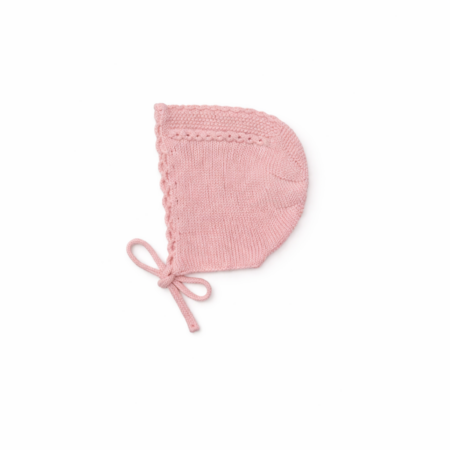 Capota de punto para bebé en color nude con diseño de ochos, marca Machú, hecha a mano en España con 100% algodón premium y cierre de lazo