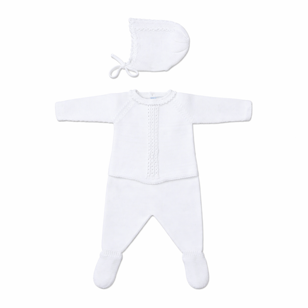 Conjunto de primera puesta para bebé en color blanco, incluye jersey calado, polaina y capota, marca Machú, hecho a mano en España con 100% algodón