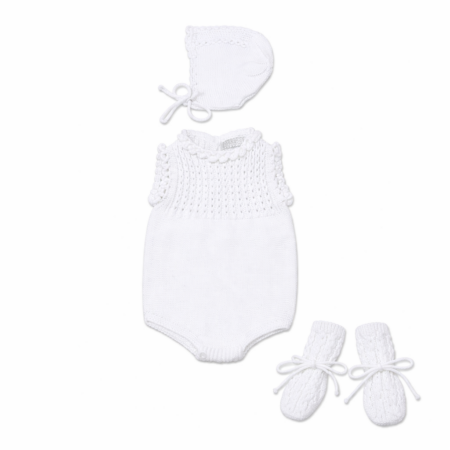 Conjunto de tres piezas para bebé en color blanco de la marca Machú, incluye pelele de punto calado, capota y patucos, hecho a mano en España con 100% algodón