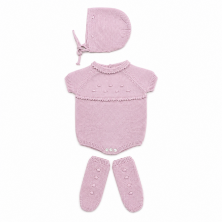 Conjunto Machú Bodoques de tres piezas en color nude: ranita de manga corta con bodoques, capota y patucos, hecho a mano en España con 100% algodón premium