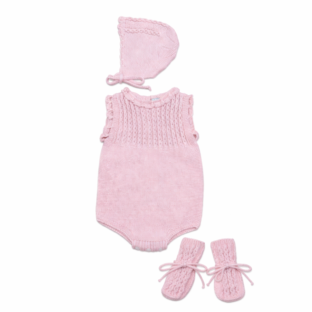Conjunto de tres piezas para bebé en color nude de la marca Machú, incluye pelele de punto calado, capota y patucos, hecho a mano en España con 100% algodón