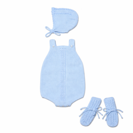Conjunto Oli de tres piezas para bebé en color azul bebé, incluye ranita de punto calado, capota y patucos, hecho a mano en España con 100% algodón de Machú