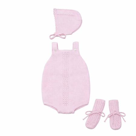 Conjunto Oli de tres piezas para bebé en color rosa, compuesto por ranita de punto calado, capota y patucos, hecho a mano en España con 100% algodón por Machú