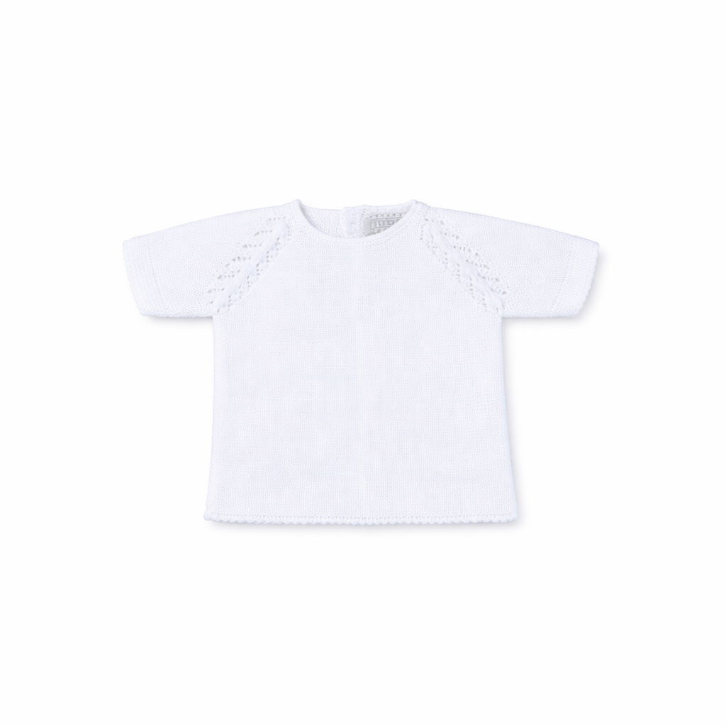 Jersey de punto para bebé en color blanco de manga corta, marca Machú, hecho a mano en España con 100% algodón y detalles calados.