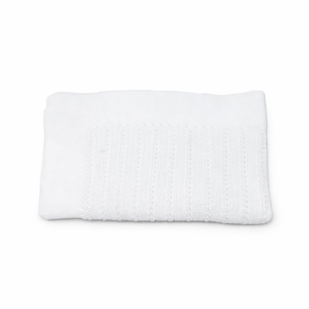 Manta de punto para bebé en color blanco con diseño de ochos, marca Machú, hecha a mano en España con 100% algodón premium