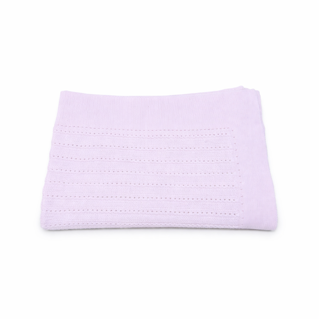 Manta de punto para bebé en color rosa con diseño de ochos, marca Machú, hecha a mano en España con 100% algodón premium