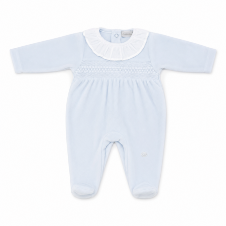 Pijama de terciopelo azul para bebé con cuello volante blanco, detalle smock en el pecho, manga larga y pies cubiertos, confeccionado con 80% algodón
