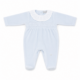 Pijama de terciopelo azul para bebé con cuello volante blanco, detalle smock en el pecho, manga larga y pies cubiertos, confeccionado con 80% algodón