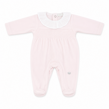 Pijama de terciopelo rosa para bebé con cuello volante blanco, detalle smock en el pecho, manga larga y pies cubiertos, confeccionado con 80% algodón