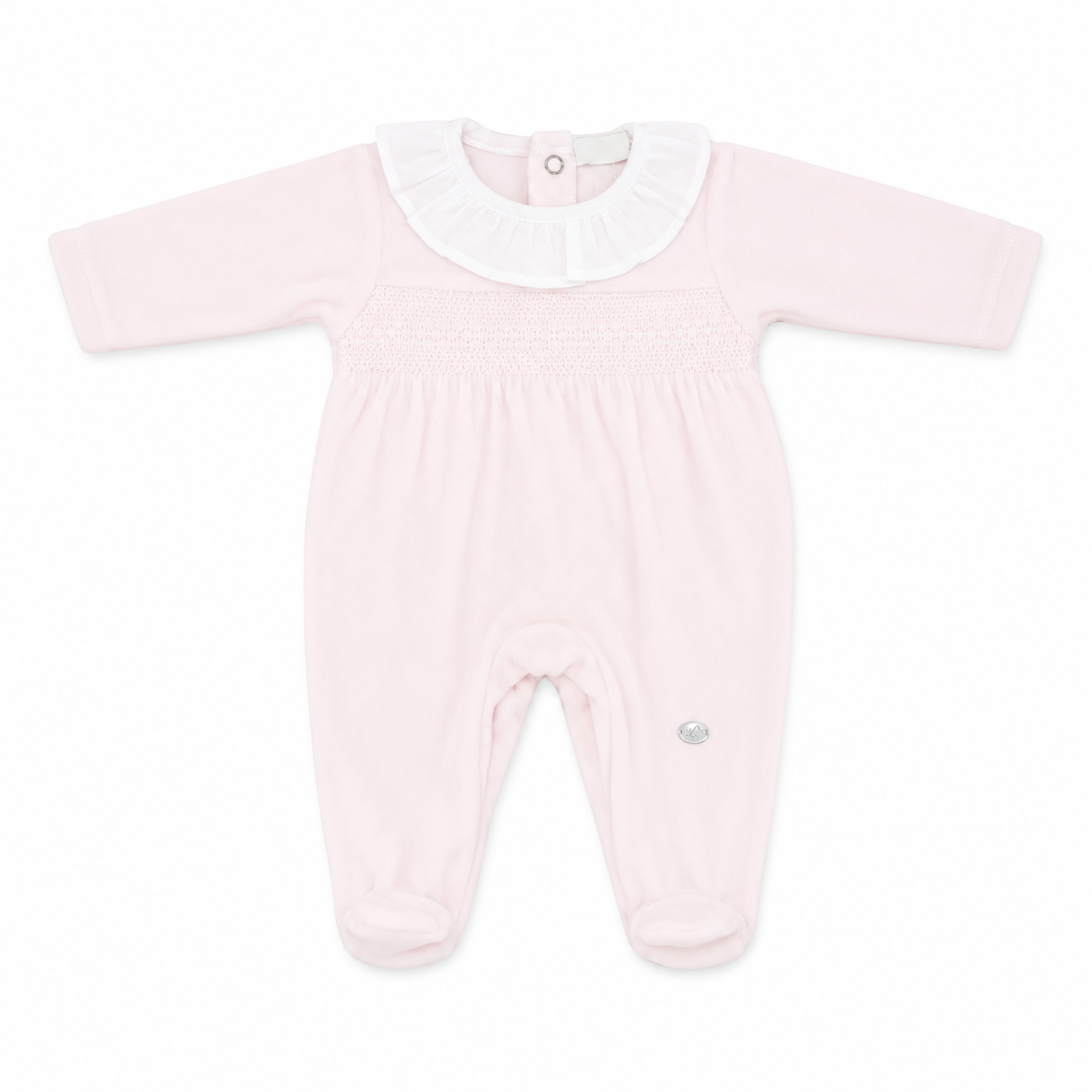 Pijama de terciopelo rosa para bebé con cuello volante blanco, detalle smock en el pecho, manga larga y pies cubiertos, confeccionado con 80% algodón