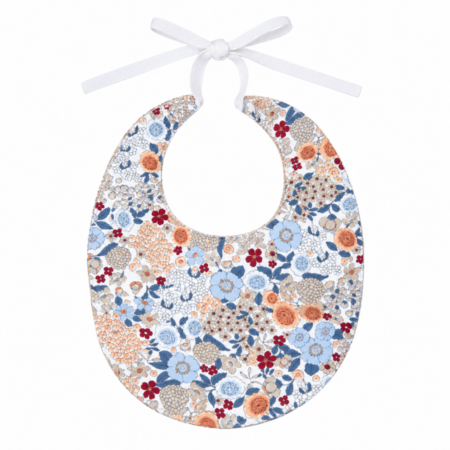 Vista frontal del babero Ópera confeccionado en 100% algodón con estampado floral y lazada blanca de ajuste, elaborado en España.