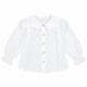 Vista frontal de la blusa infantil blanca de 100% algodón con cuello de ondas, abotonadura delantera y manga larga fruncida para niñas de 4 a 10 años, producto elaborado en España.