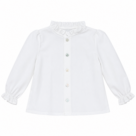 Vista frontal de la blusa Luisa blanca de cuello fruncido para niña con cierre abotonado y elaborada en España.