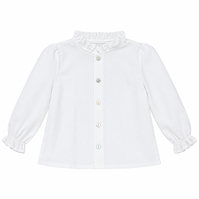Vista frontal de la blusa Luisa blanca de cuello fruncido para niña con cierre abotonado y elaborada en España.