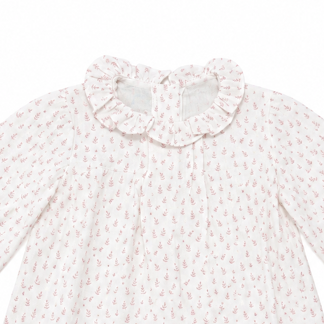 Detalle en primer plano del cuello con volantes y el estampado sutil sobre el tejido de bambula de algodón orgánico