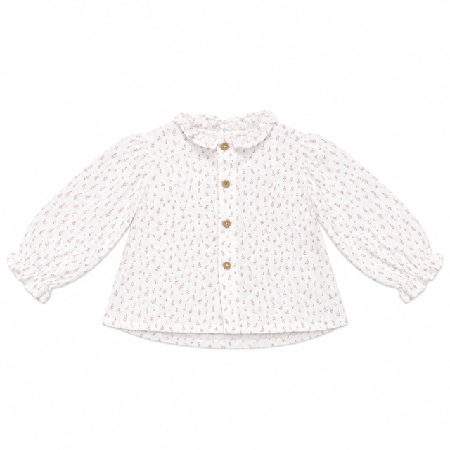 Vista frontal de la blusa nube rosa confeccionada en algodón orgánico de bambula para niñas de 1 a 3 años, con cuello de volantes y estampado delicado.