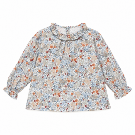 Vista frontal completa de la blusa Ópera de 100% algodón con estampado floral y cuello de volantes fruncidos, elaborada en España.
