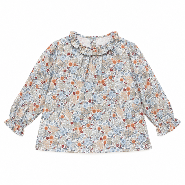 Vista frontal completa de la blusa Ópera de 100% algodón con estampado floral y cuello de volantes fruncidos, elaborada en España.