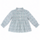 Vista frontal de la blusa infantil Virginia confeccionada en tejido 100% algodón con estampado floral multicolor, cuello alzado, jaretas delanteras y manga larga, producto elaborado en España.