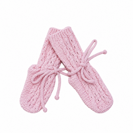 Vista general de las botas Florencia de hilo en tono rosa bebé con diseño de punto fino y lazada decorativa lateral.