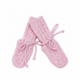 Vista general de las botas Florencia de hilo en tono rosa bebé con diseño de punto fino y lazada decorativa lateral.