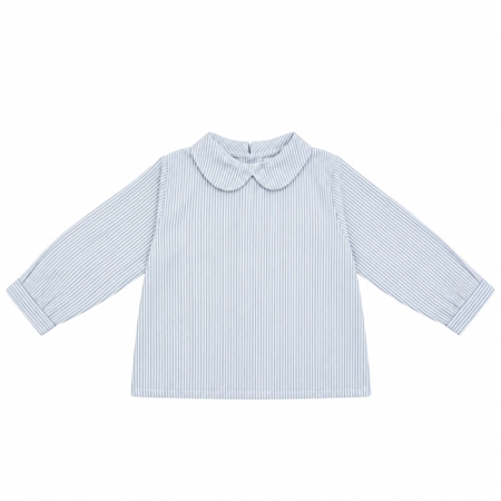 Vista frontal de la camisa infantil de manga con larga duración de los testimonios verticales y cuello redondo de bebé para niños de 1 a 2 años, producto elaborado en España. detalle_blusa_rayitas_1x1_web.jpg: Detalle del redondo de bebé y la trasera abertura con cierre de la camisa de rayas.