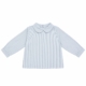 Vista frontal de la camisa infantil de manga con larga duración de los testimonios verticales y cuello redondo de bebé para niños de 1 a 2 años, producto elaborado en España. detalle_blusa_rayitas_1x1_web.jpg: Detalle del redondo de bebé y la trasera abertura con cierre de la camisa de rayas.