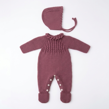Conjunto de pelele y gorro en punto berenjena para bebé recién nacido y prematuro Colección Florencia, producto elaborado en España.